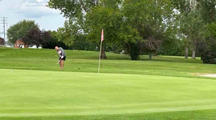 Chipping up to the green at Iyopawa Golf Club.